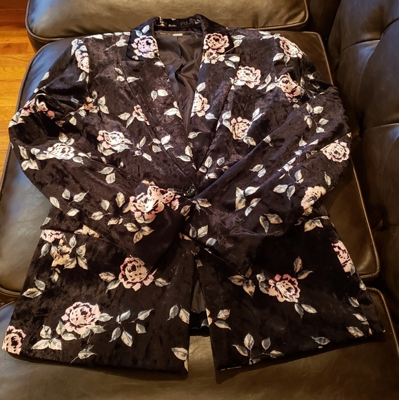 Tahari Jackets & Blazers - TAHARI black velvet blazer!